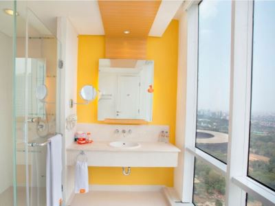 bathroom - hotel harris suites fx sudirman - jakarta, indonesia