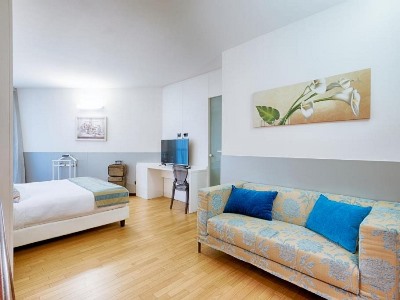 bedroom 3 - hotel continental urban art - bologna, italy