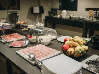 breakfast room - hotel continental cremona - cremona, italy