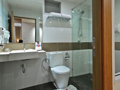 bathroom - hotel ashlee plaza patong hotel and spa - phuket island, thailand