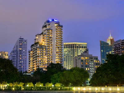 https://www.miki.co.uk/live/hotel/mikiNet/image/v1.0/TH/60001/185/lr/1sukhumvit-overview-building.jpg