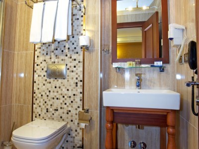 bathroom - hotel amber - istanbul, turkey