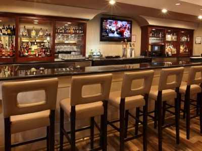 bar - hotel doubletree hotel claremont - claremont, united states of america
