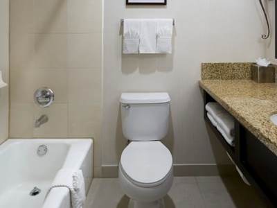 bathroom - hotel doubletree hotel claremont - claremont, united states of america