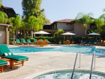 outdoor pool - hotel doubletree hotel claremont - claremont, united states of america