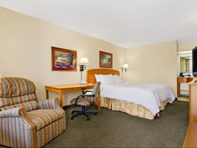 bedroom - hotel howard johnson near the coliseum - greensboro, north carolina, united states of america