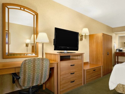 bedroom 2 - hotel howard johnson near the coliseum - greensboro, north carolina, united states of america